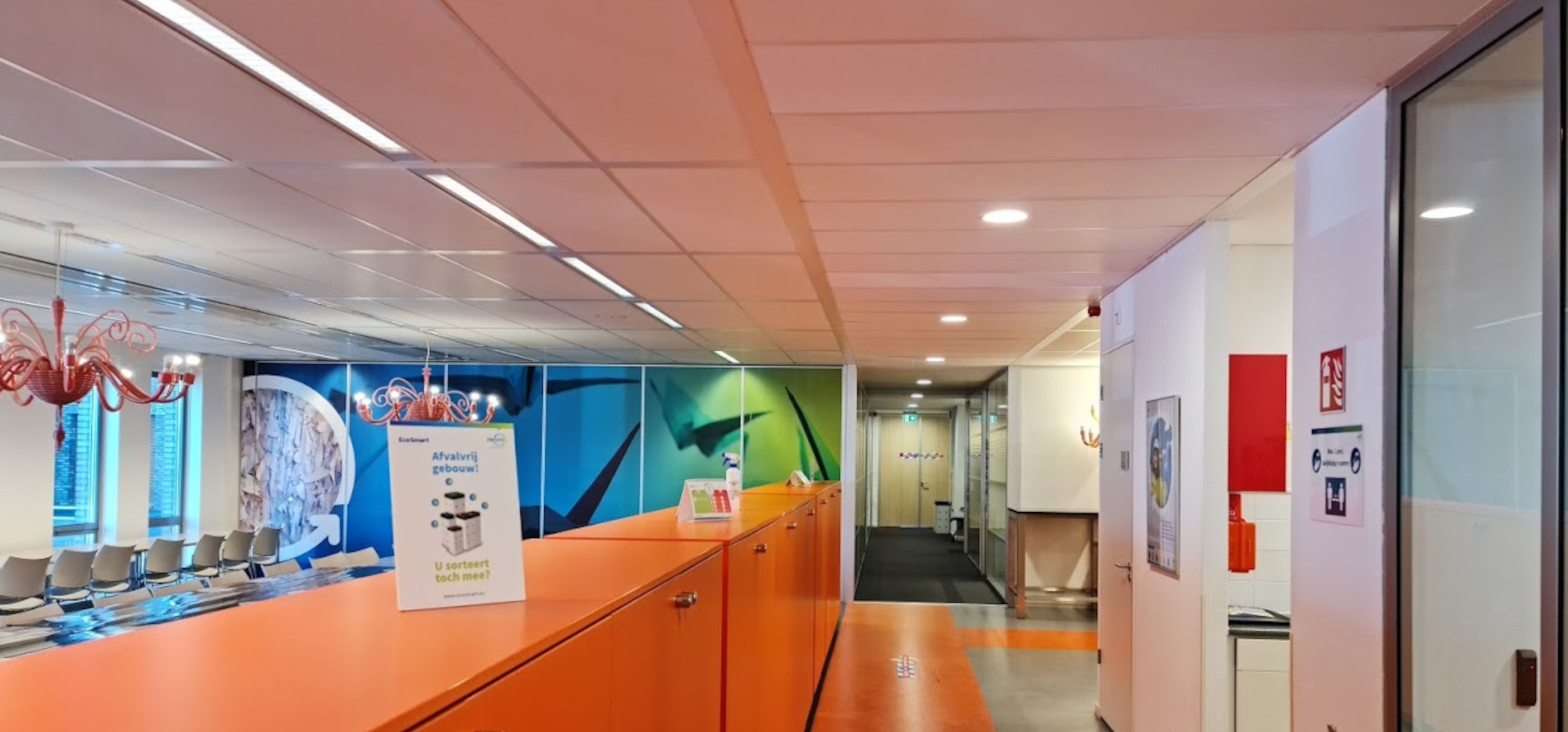 Met bandraster en downlighters verlicht kantoor
