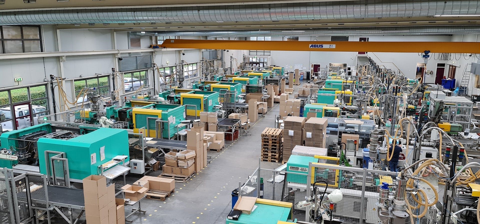Productieruimte met lijnverlichting